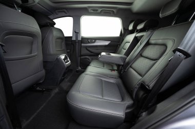 Arka vagon deri koltuğu, açık koltuk manzarası ve izole pencereleri var.