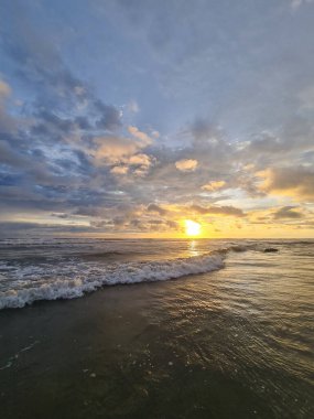 Günbatımı arkaplanında deniz manzarası. Alacakaranlık renkli seyahat
