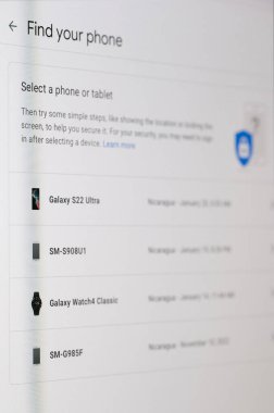 New York, ABD - 23 Ocak 2022: Google servisinde aygıtlar bulun