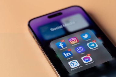 New York, ABD - 28 Ocak 2022: Akıllı telefon ekranında iPhone 14 'teki Sohbet Ağı uygulamaları