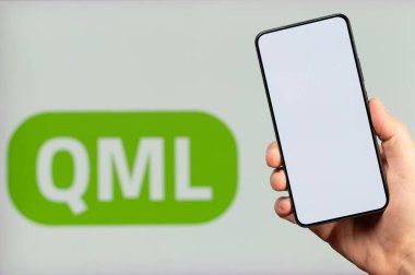 New York, ABD - 15 Kasım 2023: QML platformu arka planında akıllı telefon temiz ekranlı mobil uygulama oluştur
