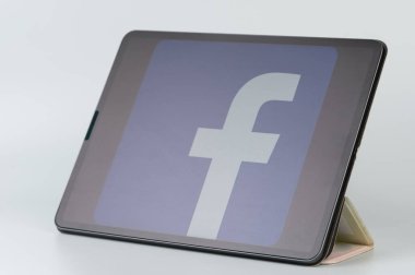 New York, ABD - 30 Kasım 2023: Pad screen stand yatay yönelimli Facebook uygulama menüsü 