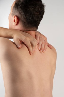 Adamın boynu ya da sırtı ağrır, elleri dikiz aynasından izole olur.