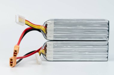 Beyaz stüdyo arka planında kablo bağlantısına sahip yeni polimer piller izole edildi