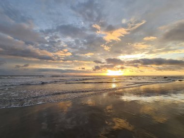 Tropikal arka planda renkli bir gün batımı. Seyahat tatil teması