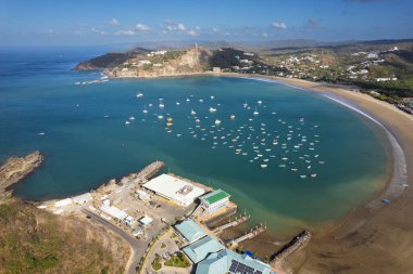 Nikaragua tatil beldesi San Juan Del Sur 'daki gemi terminali insansız hava aracı görüntüsü