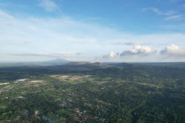 Yeşil manzarada dumanlı Masaya volkanı. Arka planda hava aracı.