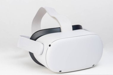 Beyaz stüdyo arka planında algılayıcıları olan VR miğferi