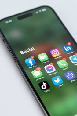 New York, ABD - 14 Mayıs 2023: iPhone menüsündeki sosyal uygulama akıllı telefon ekranını kapatın