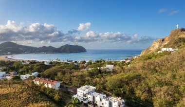 San Juan Del Sur 'da kumsal. Güneşli bir sabah manzarası.