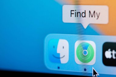 New York, ABD - 12 Nisan 2023: Macbook limanındaki uygulamamı bul ve bilgisayar ekranında elma cihazını takip et.