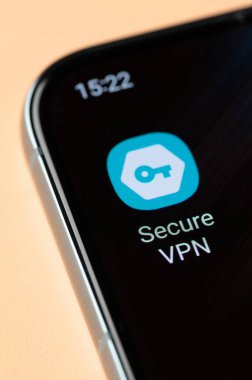 New York, ABD - 18 Nisan 2023: Akıllı telefon ekranında güvenli VPN uygulaması kapat görünümü