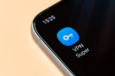 New York, ABD - 18 Nisan 2023: VPN Super uygulama simgesi akıllı telefon ekranını kapat