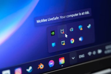 New York, ABD - 20 Nisan 2023: Bilgisayar dizüstü bilgisayarında virüs riski altında