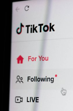 New York, ABD - 25 Nisan 2023: Laptop ekranında TikTok 'taki arkadaşları takip etmek 