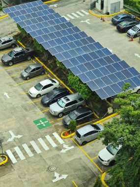 Otoparkta güneş paneli çatısı görüntüsü altında arabalar