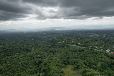 Göl, volkan ve Latin Amerika 'daki Managua yolu ile yeşil vadi manzarası.