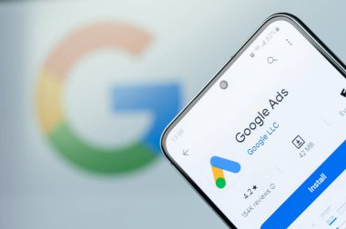 New York, ABD - 6 Ağustos 2023: Akıllı telefon ekranına Google reklamları uygulaması yükle veya yükle