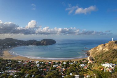 San Juan Del Sur 'da boş plaj Sabah altın rengi hava manzarası