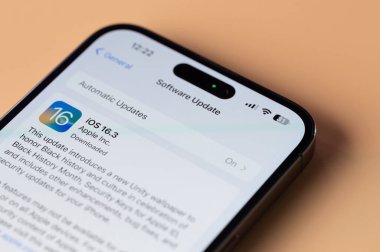 New York, ABD - 28 Ocak 2022: Akıllı telefon ekranında iPhone 'u en yeni IOS' a güncelleme