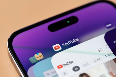 New York, ABD - 28 Ocak 2022: Akıllı telefon ekranında iPhone 14 'te Youtube uygulaması kullanmak