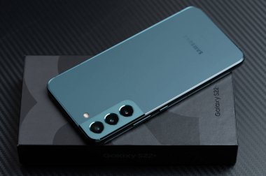 New York, ABD - 31 Ocak 2022: Green Samsung S22 artı siyah masadaki akıllı telefon