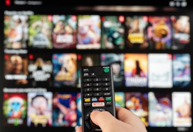 New York, ABD - 21 Şubat 2023: Netflix akış servisinden uzaktan kumandalı video seçin