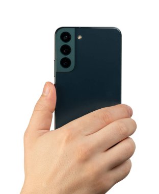 Beyaz stüdyo arka planında izole edilmiş üç kameralı yeşil akıllı telefon.
