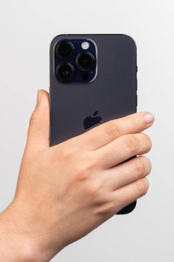 New York, ABD - 24 Şubat 2023: Beyaz stüdyo arka planında izole edilmiş bir kadın telefon uzmanı