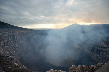 Dünya 'daki derin krater bacası dumanla doluyor. Masaya krater volkanı buharı