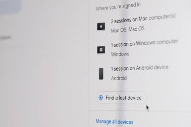 New York, ABD - 23 Ocak 2022: Google hesaplarında etkin oturum yakın görünüm arka planı