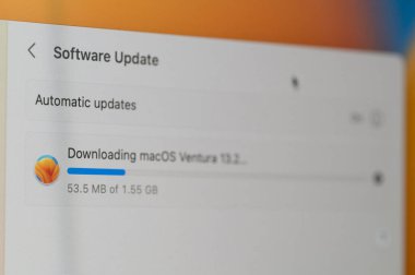 New York, ABD - 23 Ocak 2022: Yeni MacOS Ventura güncellemesi indiriliyor