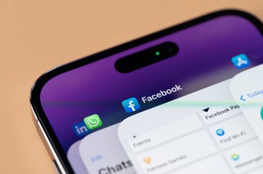 New York, ABD - 28 Ocak 2022: Akıllı telefon ekranında iPhone 14 'te Facebook uygulaması