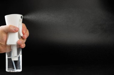 Siyah stüdyo arka planında izole edilmiş su pompalı plastik şişe.