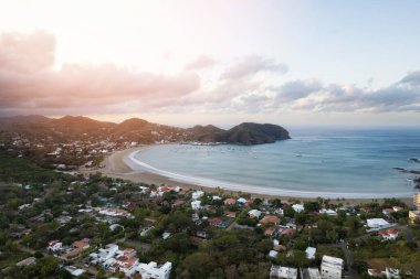 San Juan Del Sur plajı hava aracı görüntüsü gün batımında