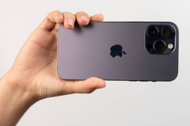 New York, ABD - 24 Şubat 2023: Beyaz stüdyo arka planında izole edilmiş en fazla 14 profesyonel iPhone 'u kapatın
