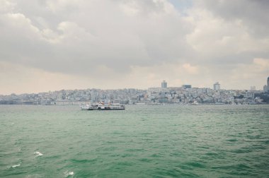 İstanbul arka planında feribot hareket ediyor. Türkiye ulaşımı