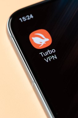 New York, ABD - 18 Nisan 2023: Akıllı telefon ekranında android için Turbo VPN uygulaması