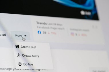 New York, ABD - 14 Nisan 2023: Facebook iş sayfasında bilgisayar ekranını kapatma görüntüsü içeriği