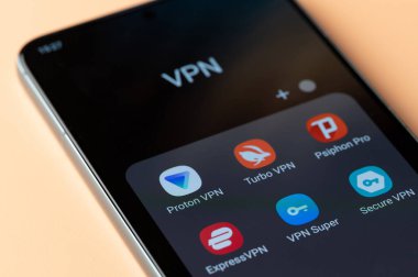 New York, ABD - 18 Nisan 2023: Akıllı telefon ekranında android için VPN uygulamalarının toplanması