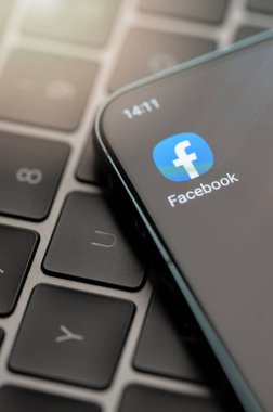 New York, ABD - 25 Nisan 2023: Akıllı telefon ekranındaki Facebook uygulama simgesi klavye arkaplanını kapat