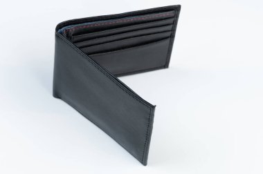 Siyah deri açık cüzdan görünümü beyaz stüdyo arka planında izole