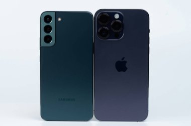 New York, ABD - 14 Mayıs 2023: Kameralı yeşil ve mor akıllı telefon