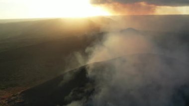 Masaya Ulusal Parkı teması. Aktif volkan krateri duman emisyon arka planı ile