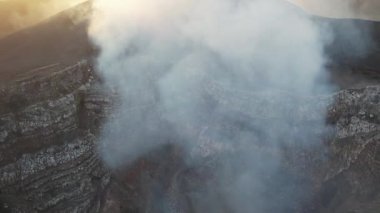 Yukarısında lav havası olan Masaya volkan krateri