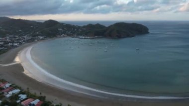San Juan Del Sur plajı, hava aracı görüntüsü, gün doğumunda, ışık hızında.