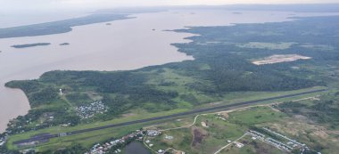 Havalimanı pisti hava aracı görüntüsü suyun yanında