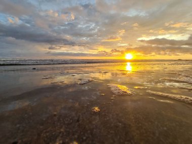 Okyanusun üzerinde canlı bir günbatımı. Panoramik günbatımı arkaplanı