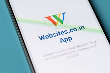 New York, ABD - 27 Temmuz 2023: Web sitesi kurucu web siteleri. Akıllı telefon ekranındaki co uygulama 