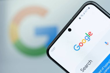 New York, ABD - 6 Ağustos 2023: Akıllı telefon ekranında Google arama uygulaması bulanık logo arkaplanı ile kapatın